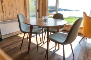 mesa y sillas en una habitación con ventana en Petals oceanview villa, 