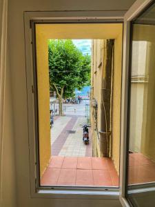 a view of a street from a window at Appartement en bord de mer 1 in Banyuls-sur-Mer