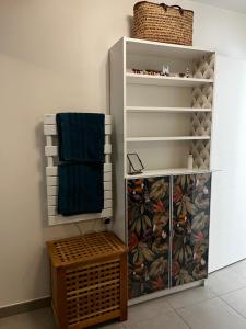 einen Schrank mit einem Handtuch und einem Handtuchhalter in der Unterkunft Apartment close to Paris and métro in Le Pré-Saint-Gervais