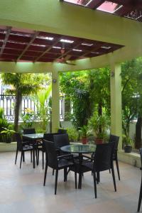 un gruppo di tavoli e sedie su un patio di Vista Villa a Hithadhoo