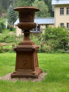 een standbeeld in het midden van een grasveld bij Sophienquelle Schweizermühle in Schweizermühle