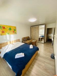 キーウにあるReal Home Apartments- Geroiv Dnipra Metro Stationのベッドルーム1室(大型ベッド1台、青い毛布付)