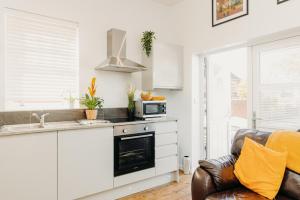 een keuken met een wastafel en een fornuis top oven bij Superb Tiny Home in Caldicot with Parking in Caldicot