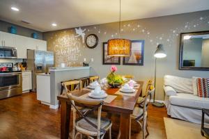 Townhome at West Lucaya Resort 3202 في أورلاندو: مطبخ وغرفة معيشة مع طاولة وأريكة