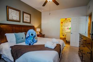Townhome at West Lucaya Resort 3202 في أورلاندو: غرفة نوم بسرير عليها لعبة الاخطبوط