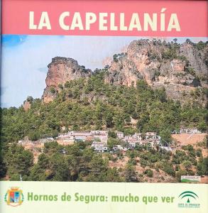 un libro con la foto di una montagna di Vivienda turística LA CAPE a Segura de la Sierra