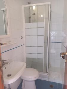 uma casa de banho com um WC, um lavatório e um chuveiro em Hotel Lazzari em Roma