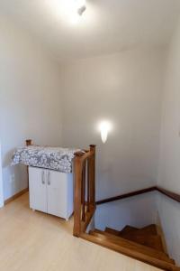 een kamer met een trap met een tafel aan de muur bij Casa para 6 pessoas in Bento Gonçalves