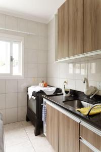 a kitchen with a sink and a counter top at Casa para 6 pessoas in Bento Gonçalves