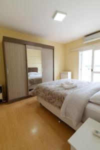 本圖貢薩爾維斯的住宿－Casa para 6 pessoas，一间卧室设有一张大床和一个大镜子