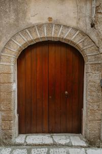 サンターガタ・デ・ゴーティにあるEsmeralda B&Bの石造りの建物内の茶色の木製の扉