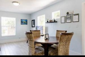 uma sala de jantar com uma mesa de madeira e cadeiras em One bedroom apt with private patio near Fort Lauderdale beach em Fort Lauderdale