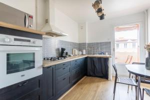 Una cocina o cocineta en Appartement deux chambres sur le Vieux Port avec clim 4 fotos más