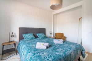 Una cama o camas en una habitación de Appartement deux chambres sur le Vieux Port avec clim