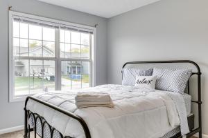 um quarto branco com uma cama e uma grande janela em Cozy Ohio Home - Deck, Arcade Games and Near Golfing em Cincinnati