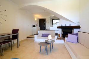 un salon avec un canapé et une cheminée dans l'établissement ATENES 12, à L'Estartit