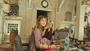 duas mulheres sentadas numa mesa numa sala em Stay Inn Heritage em Varanasi
