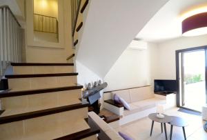 un salon avec des escaliers et un canapé dans l'établissement ATENES 12, à L'Estartit