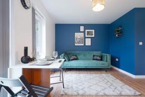 Χώρος καθιστικού στο Modern Apartment - Walking Distance to the City Centre - Free Parking, Fast Wi-Fi and Smart TV with Netflix by Yoko Property