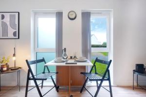 Χώρος καθιστικού στο Modern Apartment - Walking Distance to the City Centre - Free Parking, Fast Wi-Fi and Smart TV with Netflix by Yoko Property +9 φωτογραφίες