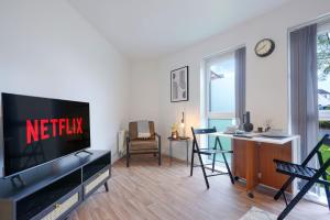 Televiisor ja/või meelelahutuskeskus majutusasutuses Modern Apartment - Walking Distance to the City Centre - Free Parking, Fast Wi-Fi and Smart TV with Netflix by Yoko Property