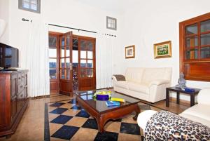 sala de estar con sofá y mesa en Villa Capricho, en Playa Blanca