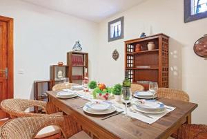 comedor con mesa de madera y sillas en Villa Capricho, en Playa Blanca