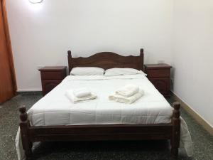 1 dormitorio con 1 cama con 2 toallas en Alojamiento Mitre en Salta