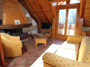 un salon avec un canapé et une cheminée dans l'établissement Superbe Duplex 8 Pers. avec Cheminée et Parking Privé à 400m des Pistes, Serre Chevalier - FR-1-762-10, à La Salle Les Alpes
