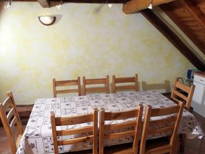une salle à manger avec une table et un chiffon de table blanc dans l'établissement Superbe Duplex 8 Pers. avec Cheminée et Parking Privé à 400m des Pistes, Serre Chevalier - FR-1-762-10, à La Salle Les Alpes 3 autres photos