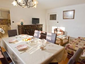 Μια τηλεόραση ή/και κέντρο ψυχαγωγίας στο Appartement 3 pièces 6 pers avec parking, proche navette, St Chaffrey, jardin, Wi-Fi, 2 TV - FR-1-762-16