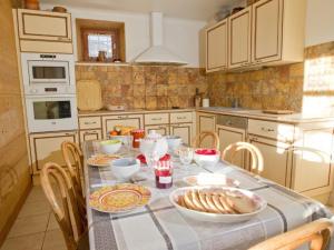 Η κουζίνα ή μικρή κουζίνα στο Appartement 3 pièces 6 pers avec parking, proche navette, St Chaffrey, jardin, Wi-Fi, 2 TV - FR-1-762-16