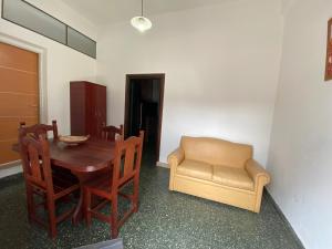 comedor con mesa y silla en Alojamiento Mitre en Salta