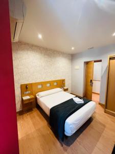 ein Schlafzimmer mit einem großen Bett in einem Zimmer in der Unterkunft Hostal Abami II in Madrid