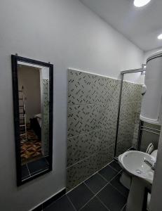 SAN SENDERISMO ROOM في ماركويتا: حمام مع دش ومغسلة ومرآة