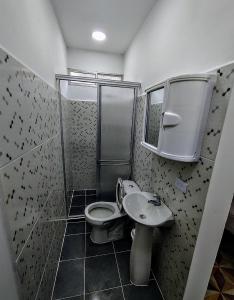 y baño con ducha, aseo y lavamanos. en SAN SENDERISMO ROOM en Mariquita