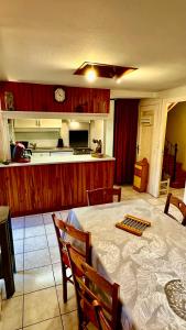 Una cocina o kitchenette en Maison Le Barbier 10pers Le Mont Dore