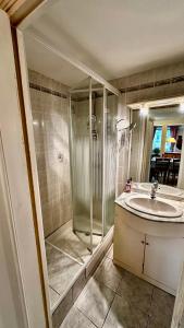 y baño con ducha y lavamanos. en Maison Le Barbier 10pers Le Mont Dore en Le Mont-Dore