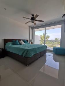 a bedroom with a bed and a ceiling fan at Karibana Espectacular in Cartagena de Indias