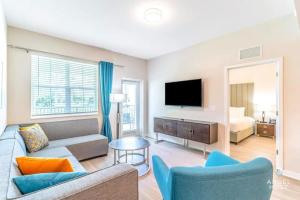een woonkamer met een bank en een tv bij Apartment at Vista Cay Resort in Orlando