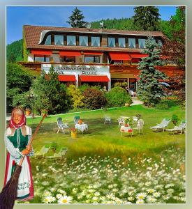 une peinture d'une femme debout dans un champ de fleurs dans l'établissement Wellness und Romantik Hotel Helmboldt, à Bad Sachsa