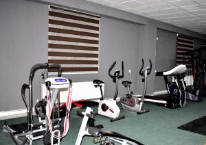 撒馬爾罕的住宿－Hotel Shodlik，健身房,室内配有几辆健身自行车