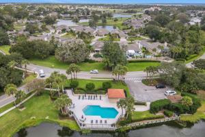 una vista aérea de una villa con piscina en Ocean’s Treasures Retreat Beach Condo, en Ponte Vedra Beach