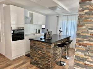 cocina con pared de ladrillo y encimera en Spacious Green Cosy Apartment near Maribor, en Pesnica pri Mariboru