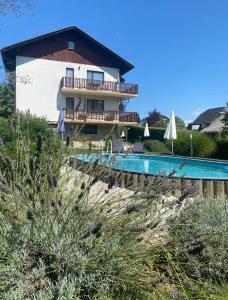 Villa con piscina y casa en Spacious Green Cosy Apartment near Maribor, en Pesnica pri Mariboru