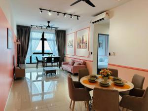 een woonkamer met een tafel en een bank bij Peachy Poolview Paradise @ Paradigm Mall *10-12pax in Johor Bahru