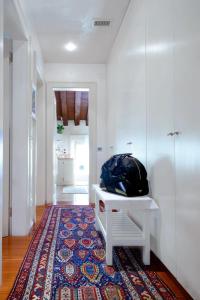 Habitación con mesa blanca y alfombra. en Mini Suite Deluxe Isola di Mezzo en Treviso