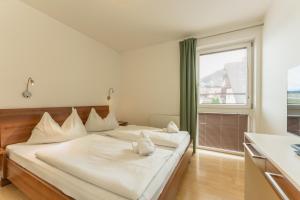 Łóżko lub łóżka w pokoju w obiekcie Appartement Lilie by Schladming-Appartements