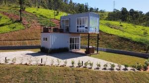 uma pequena casa no topo de uma colina em O Chalezinho em Serra Negra