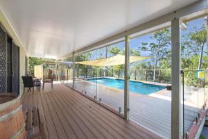 Casa con terraza y piscina en Gumnut Getaway, en Sarina